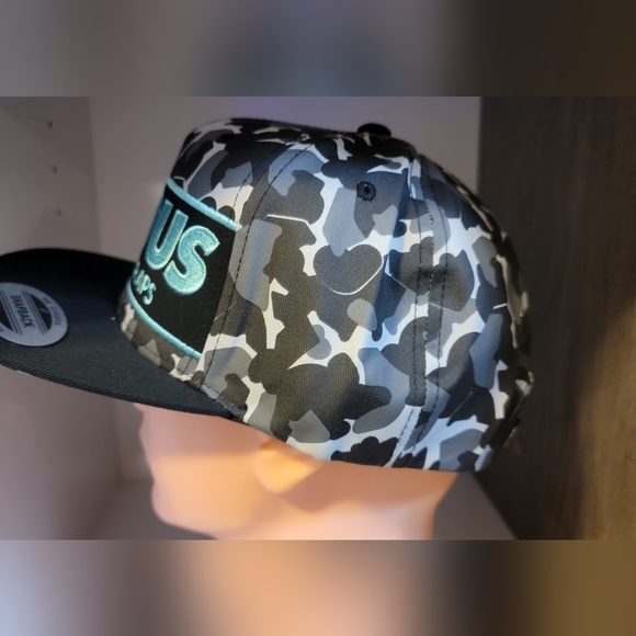 BNWT - Famous Brand Camo Adjustable Hat - Picture 6 of 6